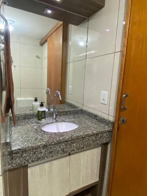 Apartamento Inteiro - 2 Quartos com AC - Wifi 300mb - Cozinha Completa - 1 Vaga de Garagem - TV Smart 50 - Sacada - Indicado para Grupos, Hospedes a Trabal