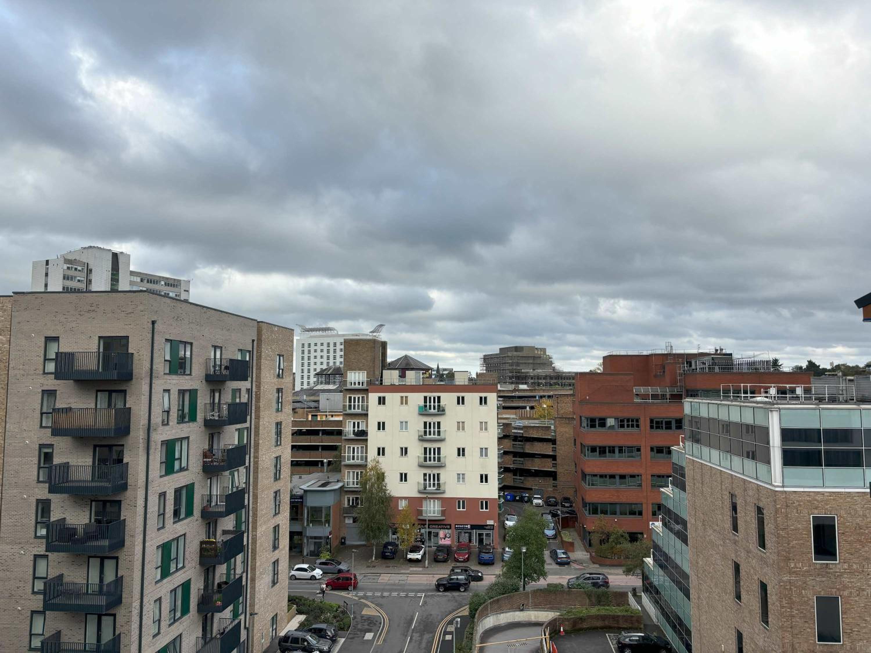 Modern 1Bed Apt with Parking - Grand Exchange Bracknell view 4