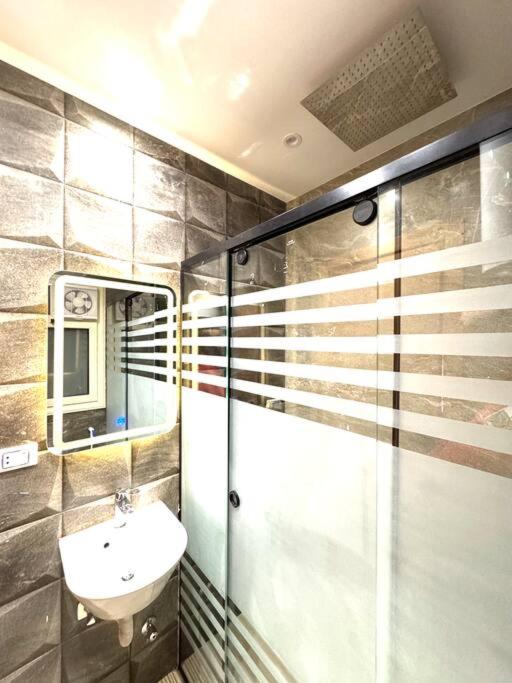 Luxury 2-bedroom- Sarai Compound