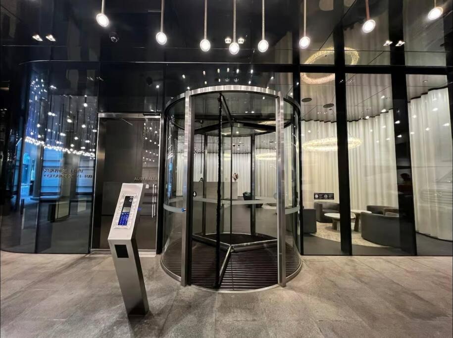 AUS 3415 - 2BR Luxurious Suite FREE PARKING Near Yarra River and Crown