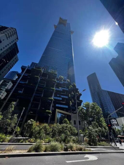 AUS 3415 - 2BR Luxurious Suite FREE PARKING Near Yarra River and Crown