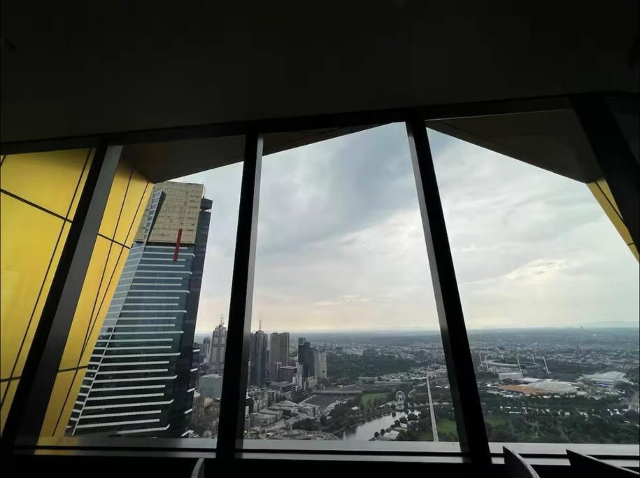 AUS 3415 - 2BR Luxurious Suite FREE PARKING Near Yarra River and Crown