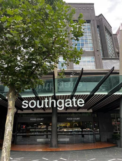 AUS 3415 - 2BR Luxurious Suite FREE PARKING Near Yarra River and Crown