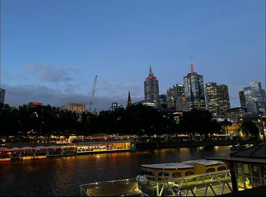 AUS 3415 - 2BR Luxurious Suite FREE PARKING Near Yarra River and Crown