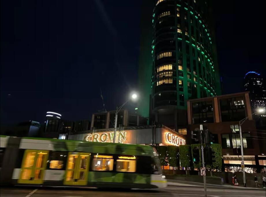 AUS 3415 - 2BR Luxurious Suite FREE PARKING Near Yarra River and Crown