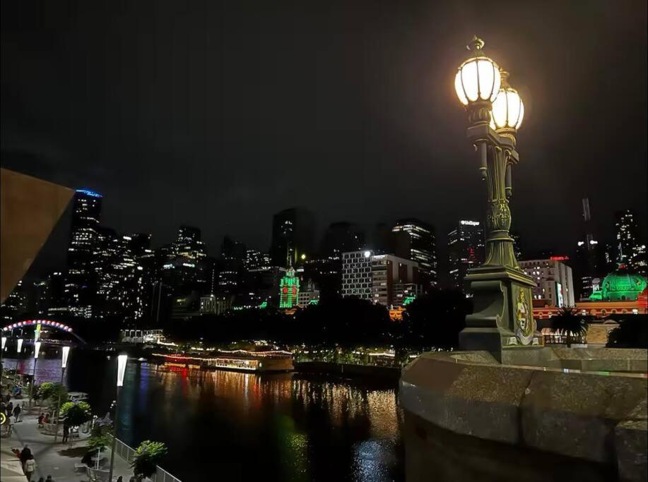 AUS 3415 - 2BR Luxurious Suite FREE PARKING Near Yarra River and Crown