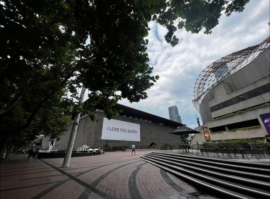 AUS 3415 - 2BR Luxurious Suite FREE PARKING Near Yarra River and Crown