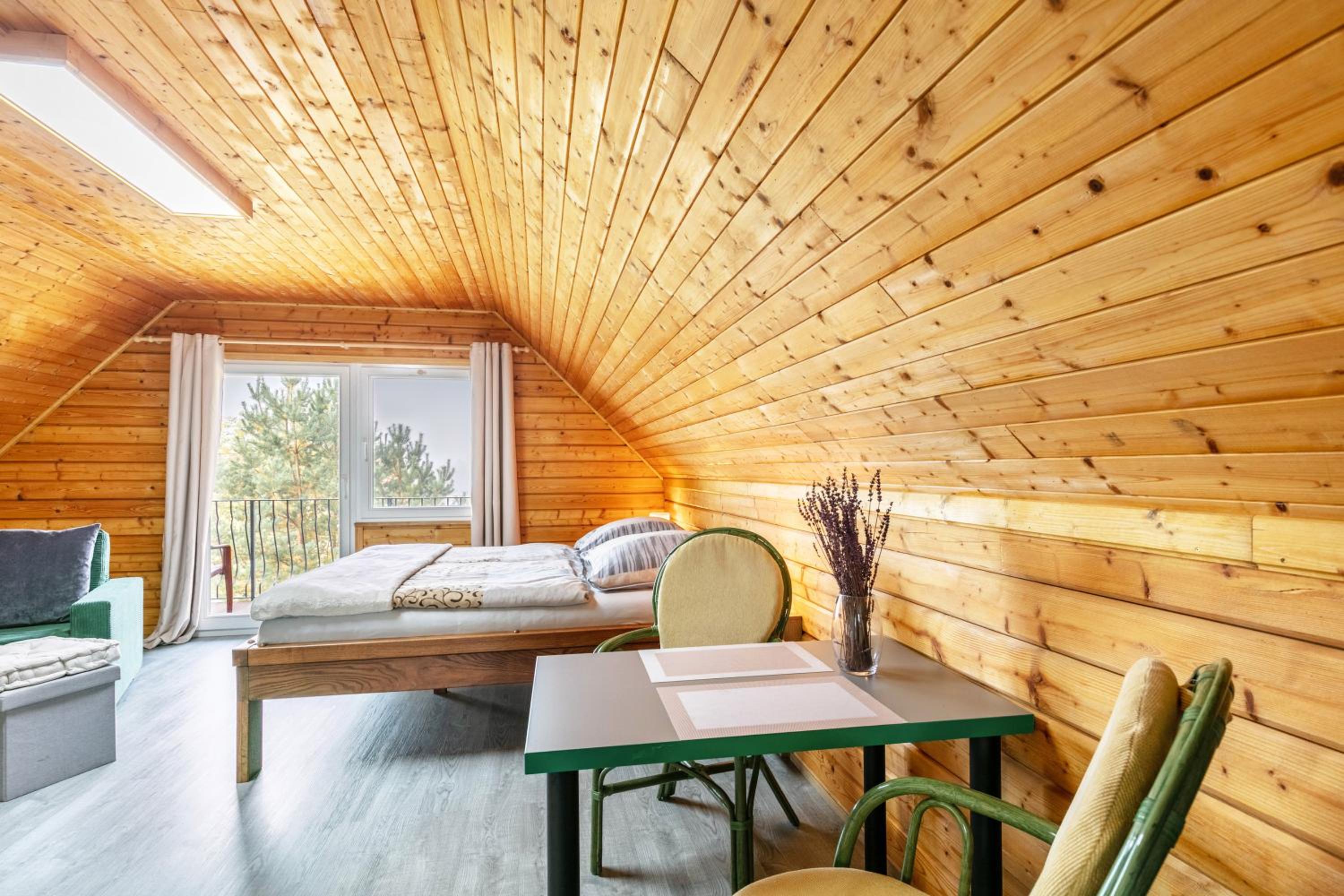 Holzhaus am Waldrand
