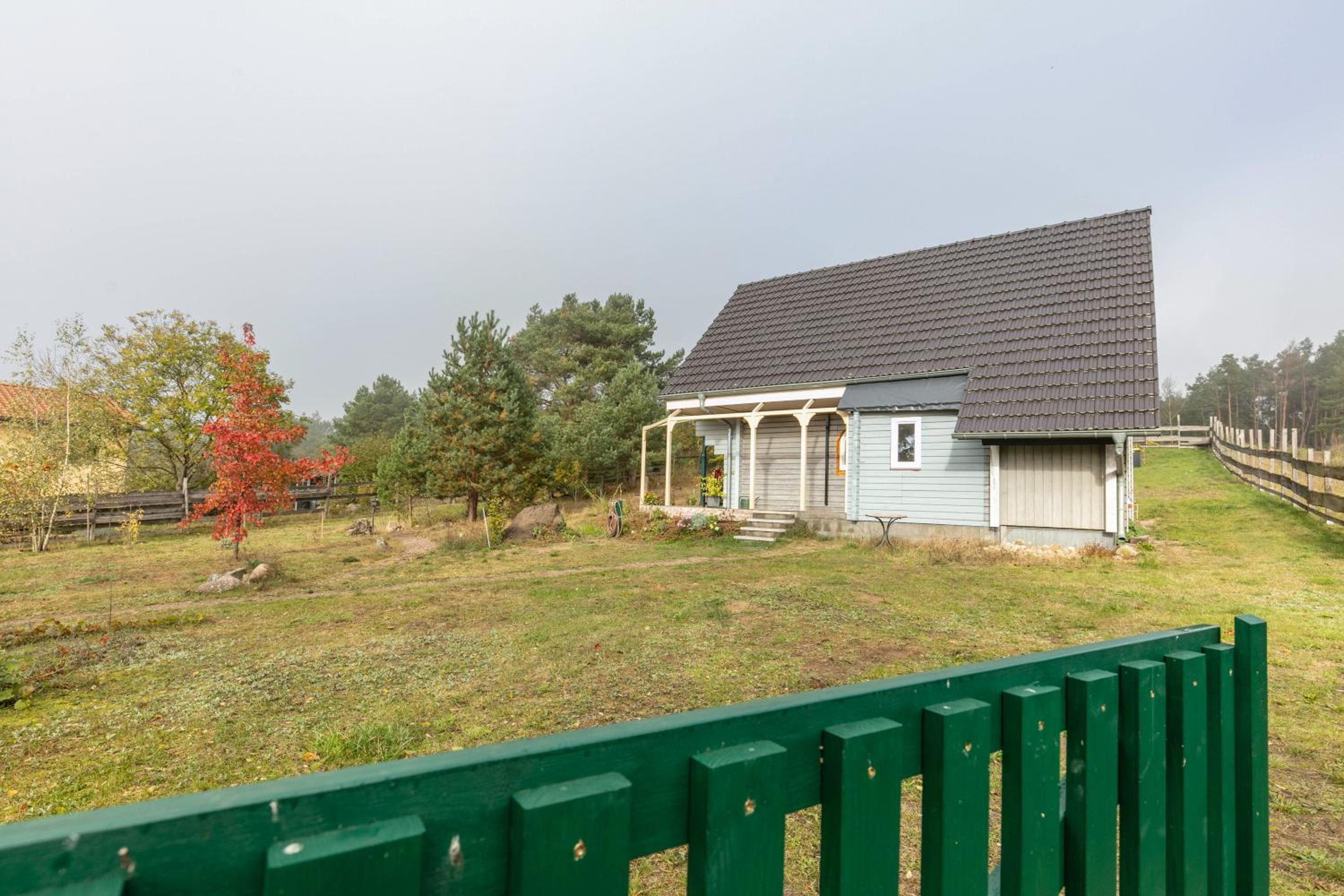 Holzhaus am Waldrand