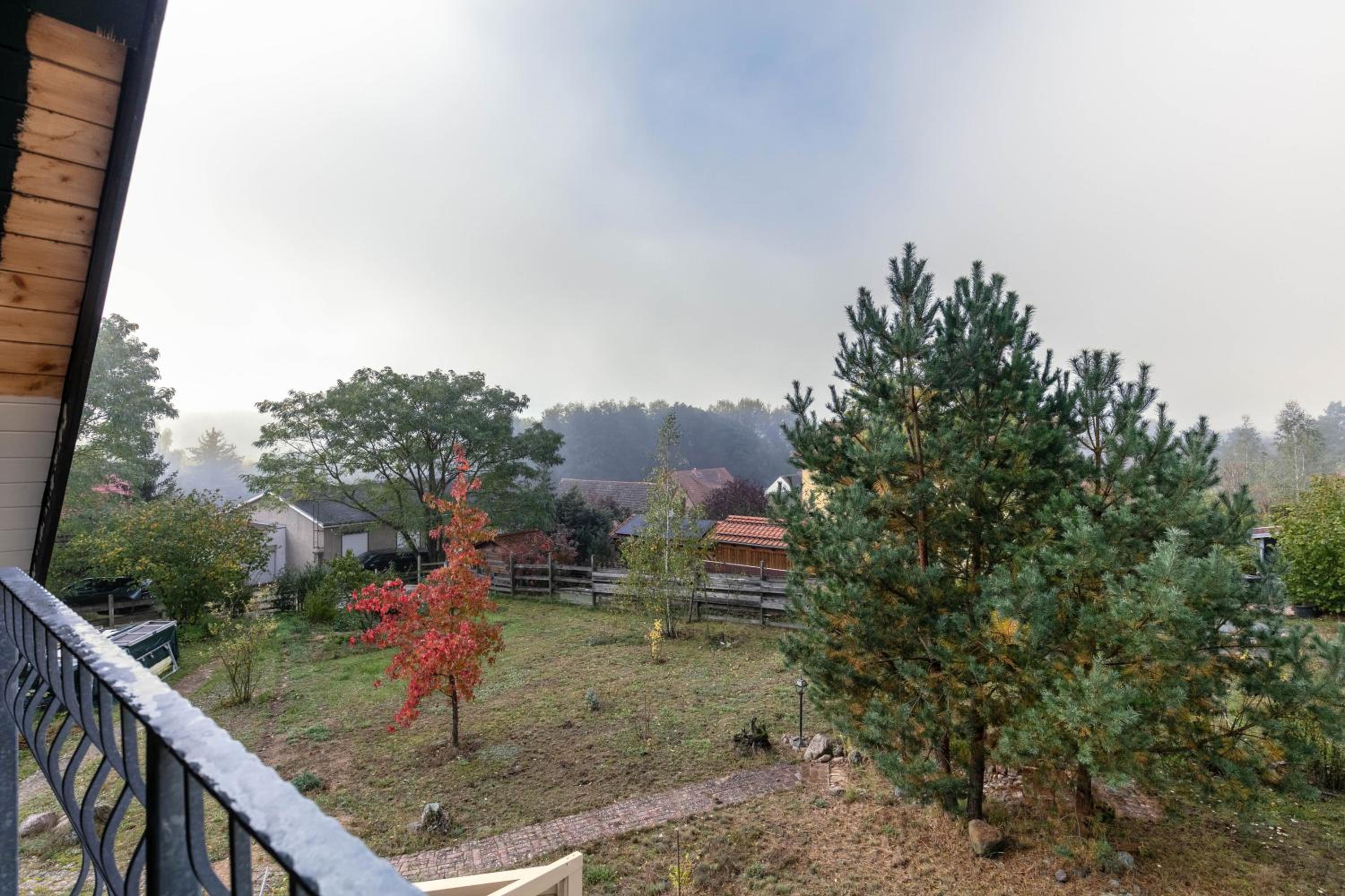 Holzhaus am Waldrand