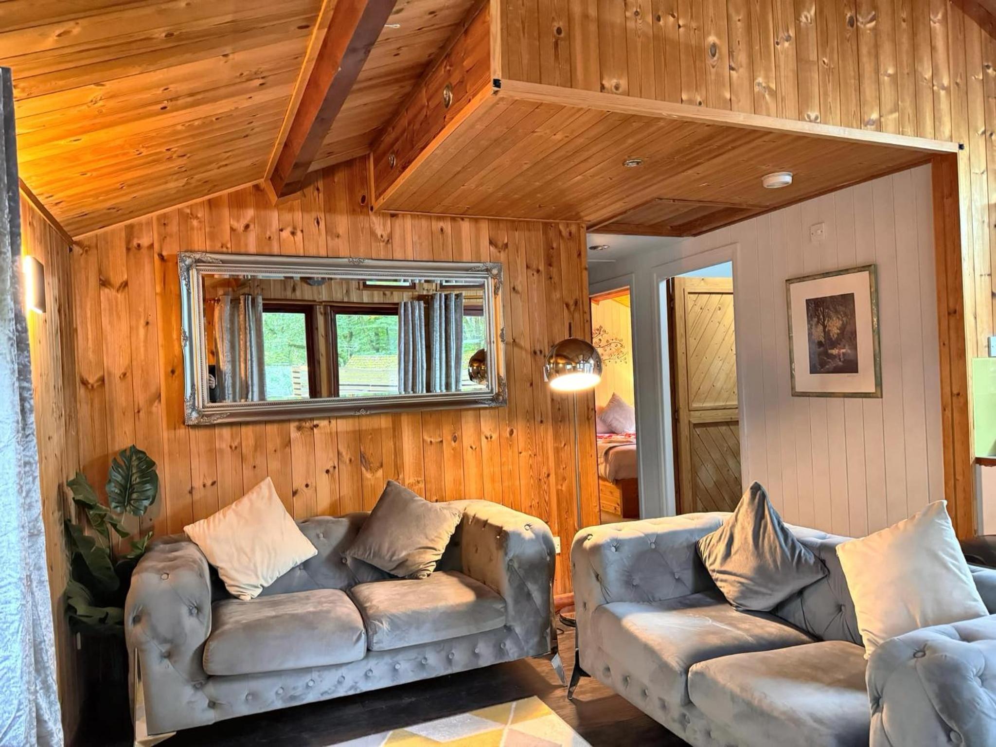 Hotel Snowdrop 14 Hot tub-Woodlandlodges-Tenby-Pendine - Image 1