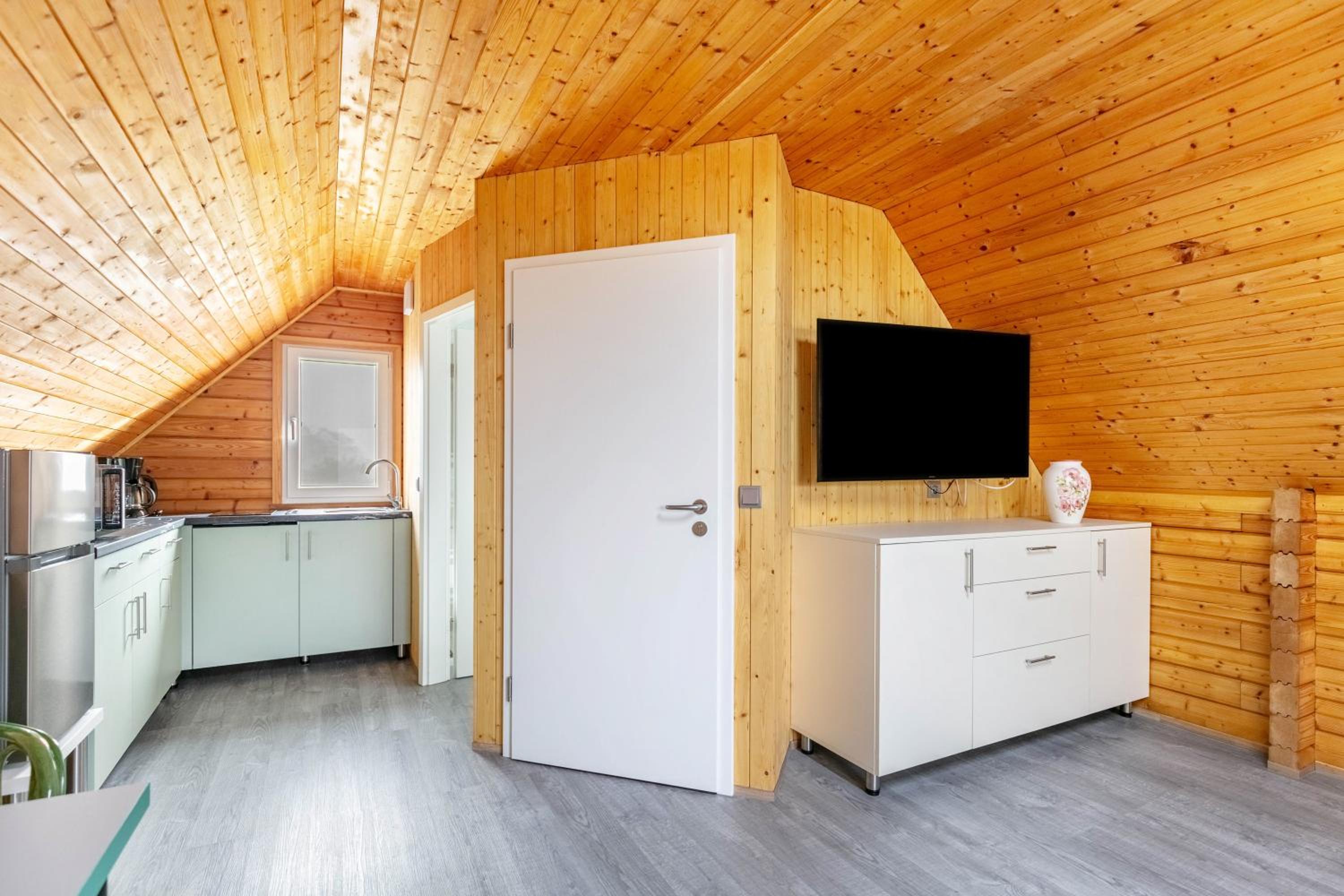 Holzhaus am Waldrand