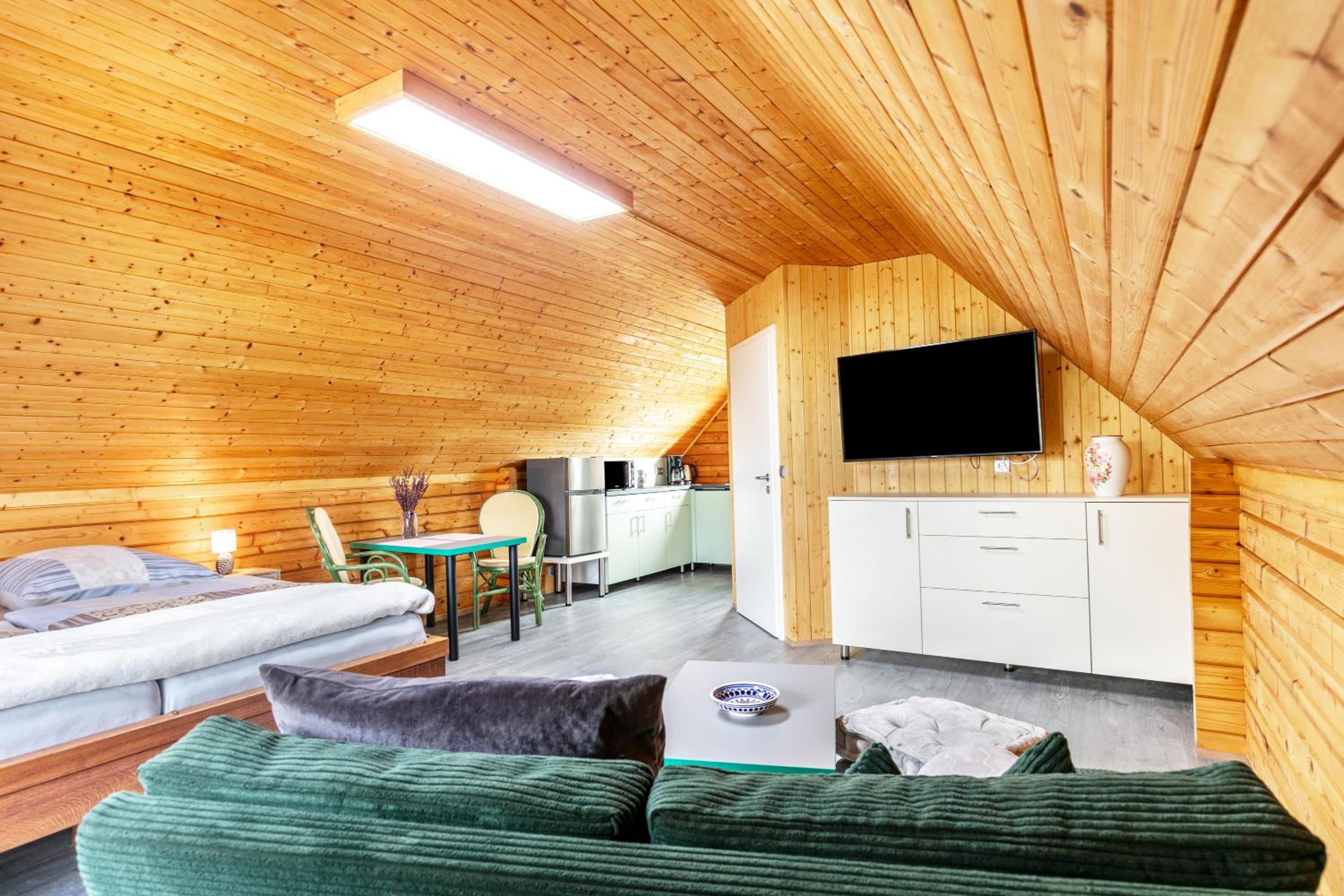 Holzhaus am Waldrand