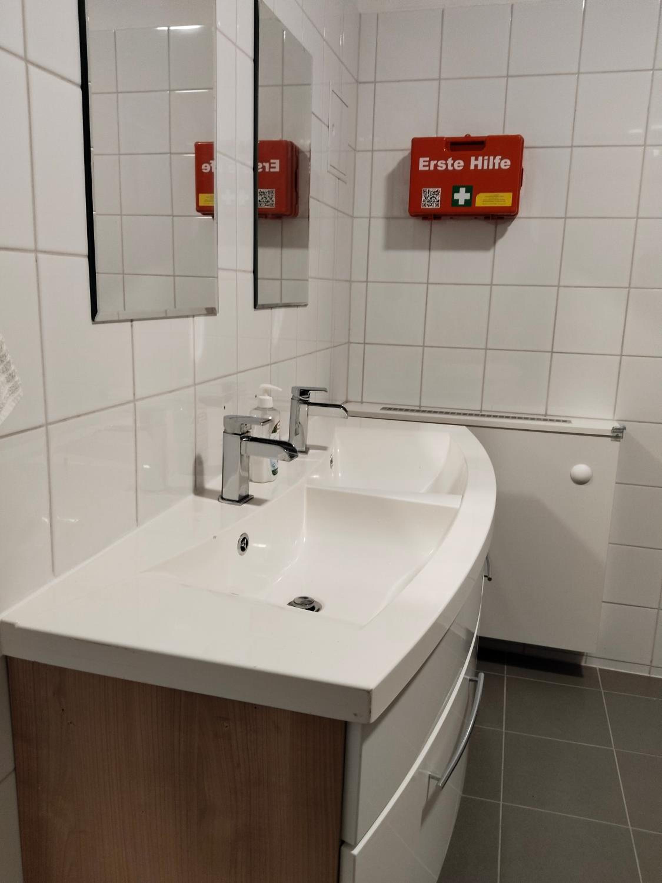 FAVORIT-ROOMS , direkt Metro connection U1 to Centralstation , City-Center and Airport
