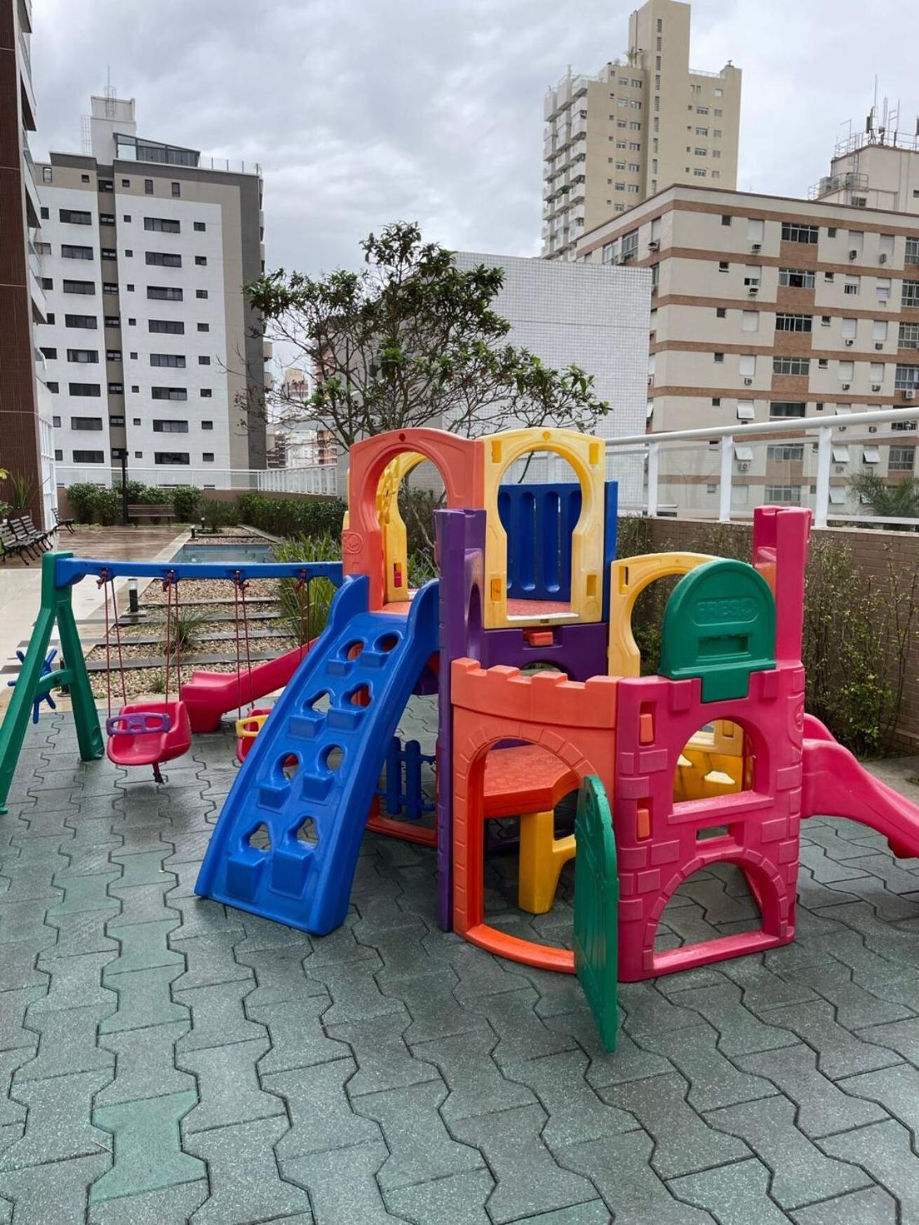 Apto com WiFi e varanda a 450m da Praia de Pompeia