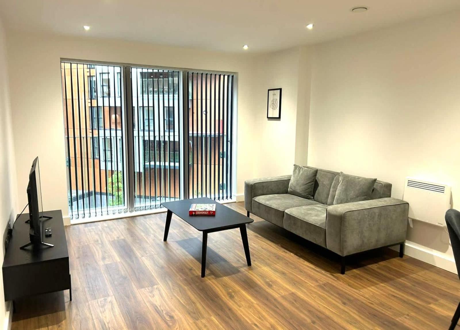 1 Bed Serviced Apartment Bracknell 5 mins from station view 3