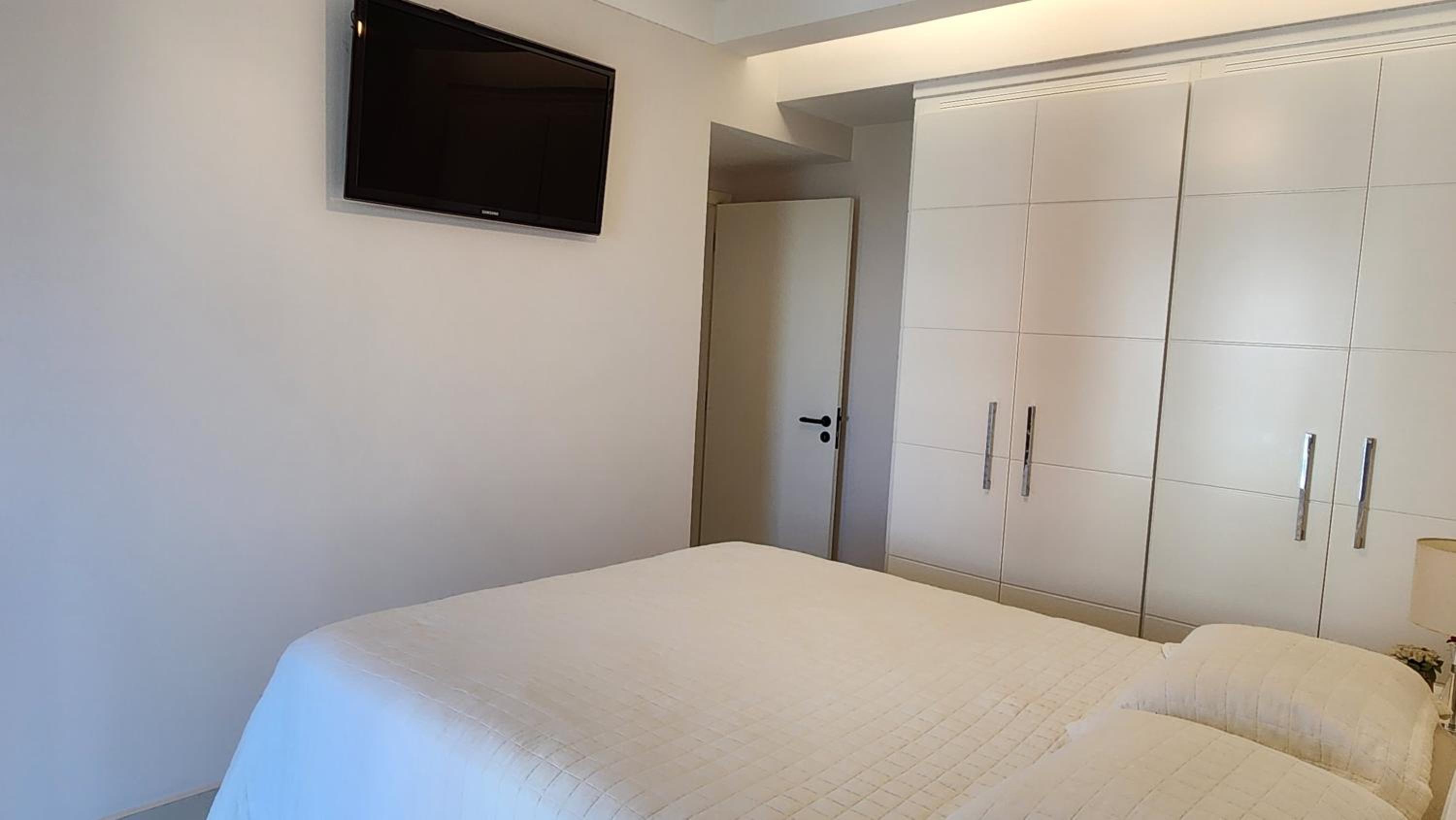 Apartamento de 3 Suítes Perto da Praia com Vista ao Mar na Riviera