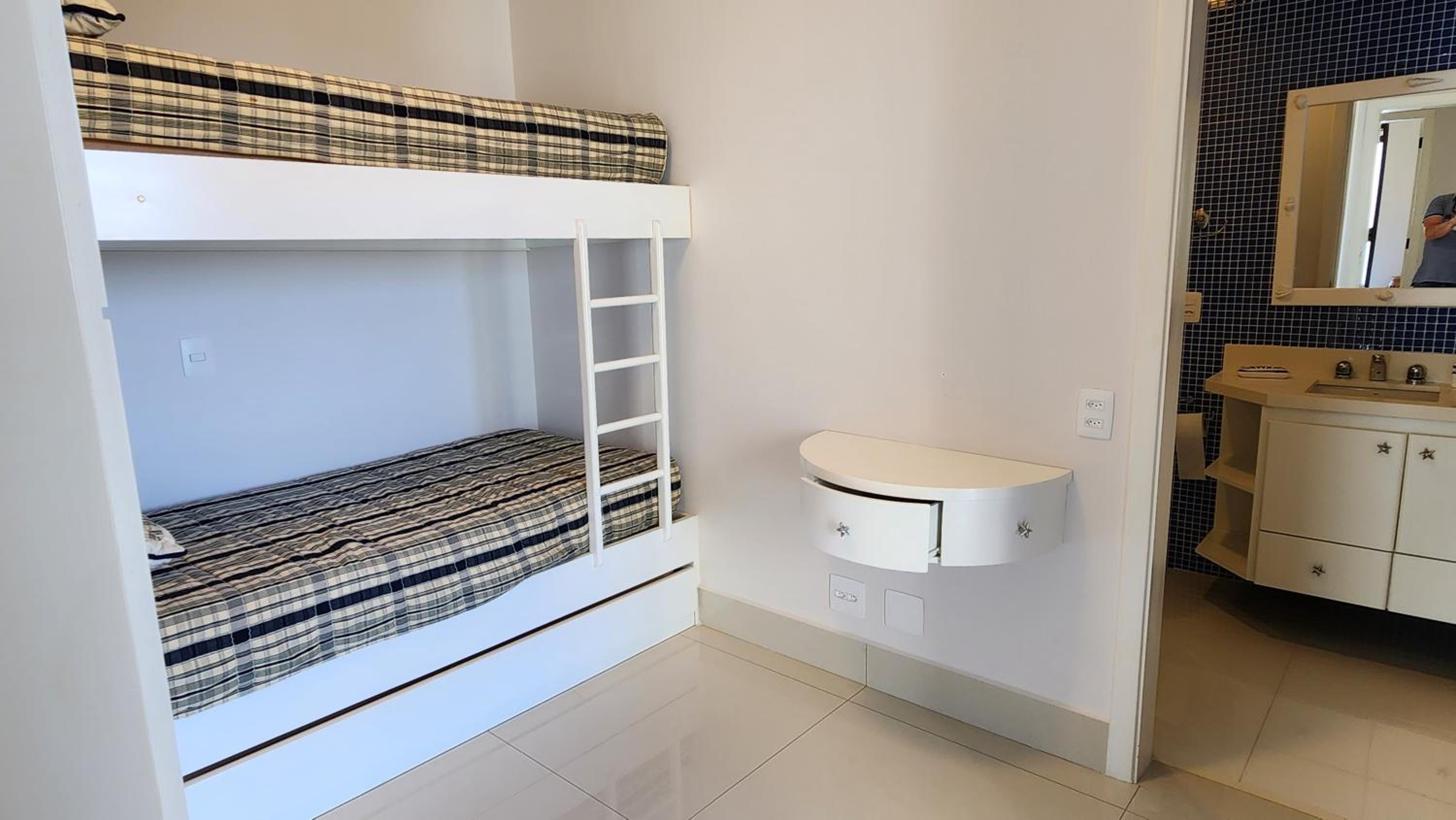 Apartamento de 3 Suítes Perto da Praia com Vista ao Mar na Riviera