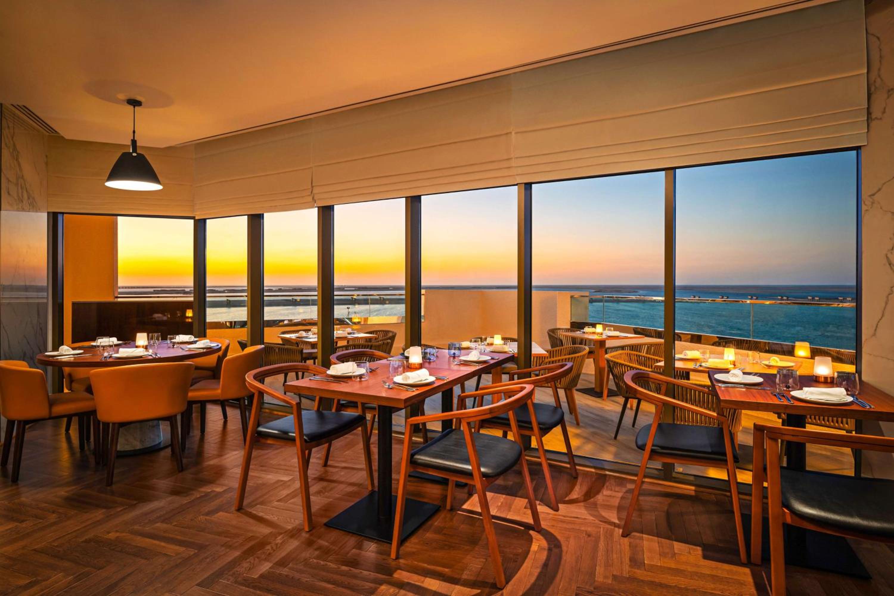 JA Beach Hotel, Dubai
