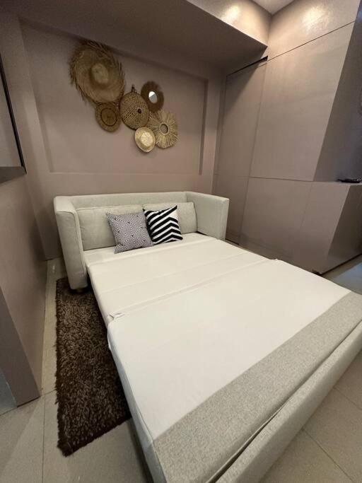 1br BSA Twin Towers with pool access Netflix across SM Megamall