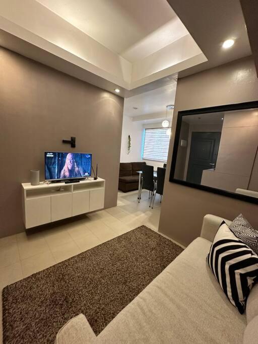 1br BSA Twin Towers with pool access Netflix across SM Megamall