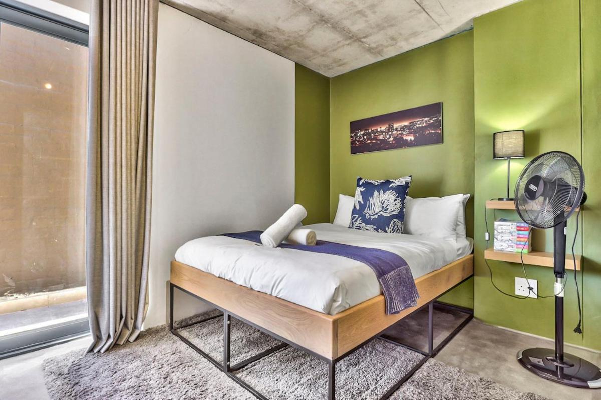 Modern Bo-Kaap Retreat with Mountain Views Pool view 3