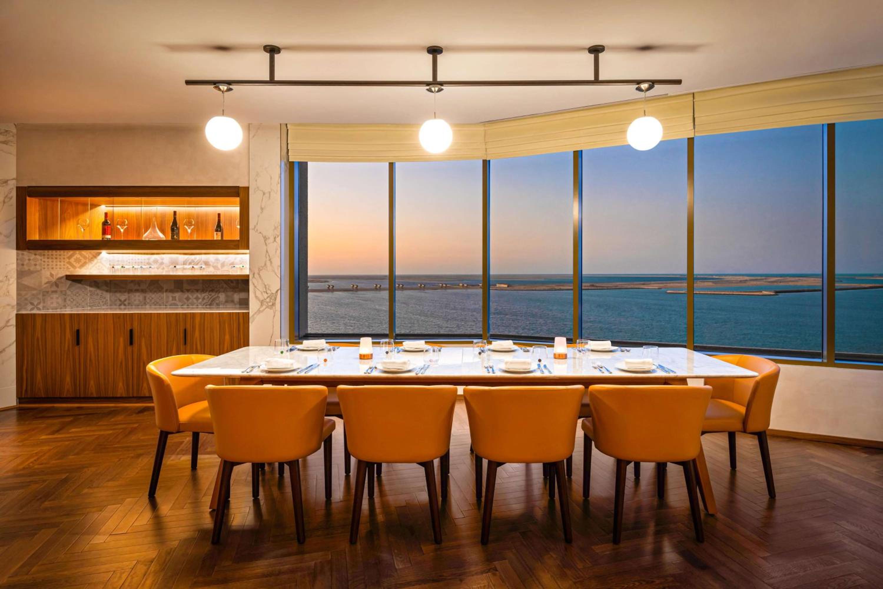 JA Beach Hotel, Dubai
