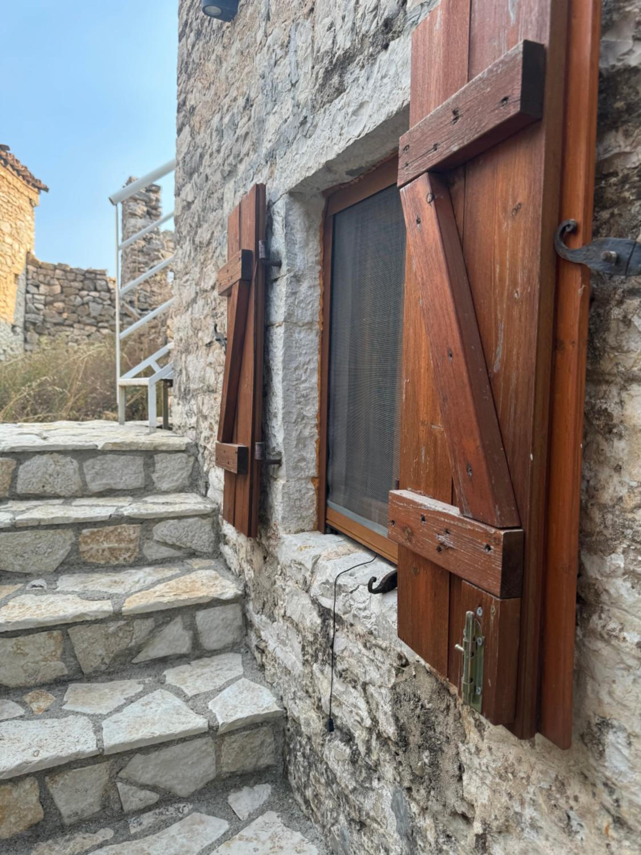 Vila, Upper Qeparo