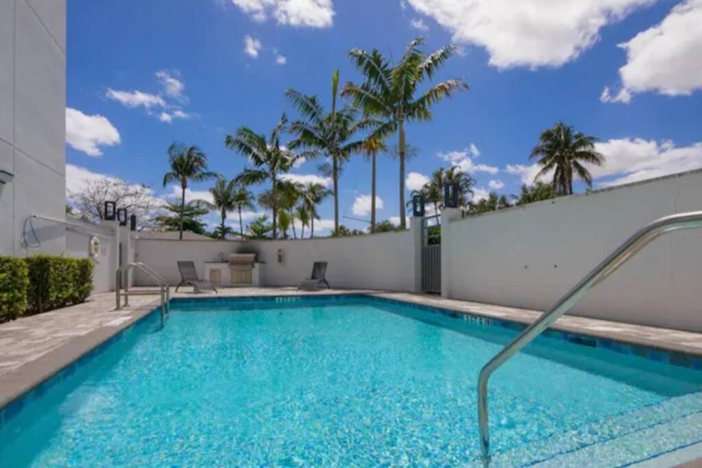 Bright & Modern Condo with Balcony by the Beach view 5