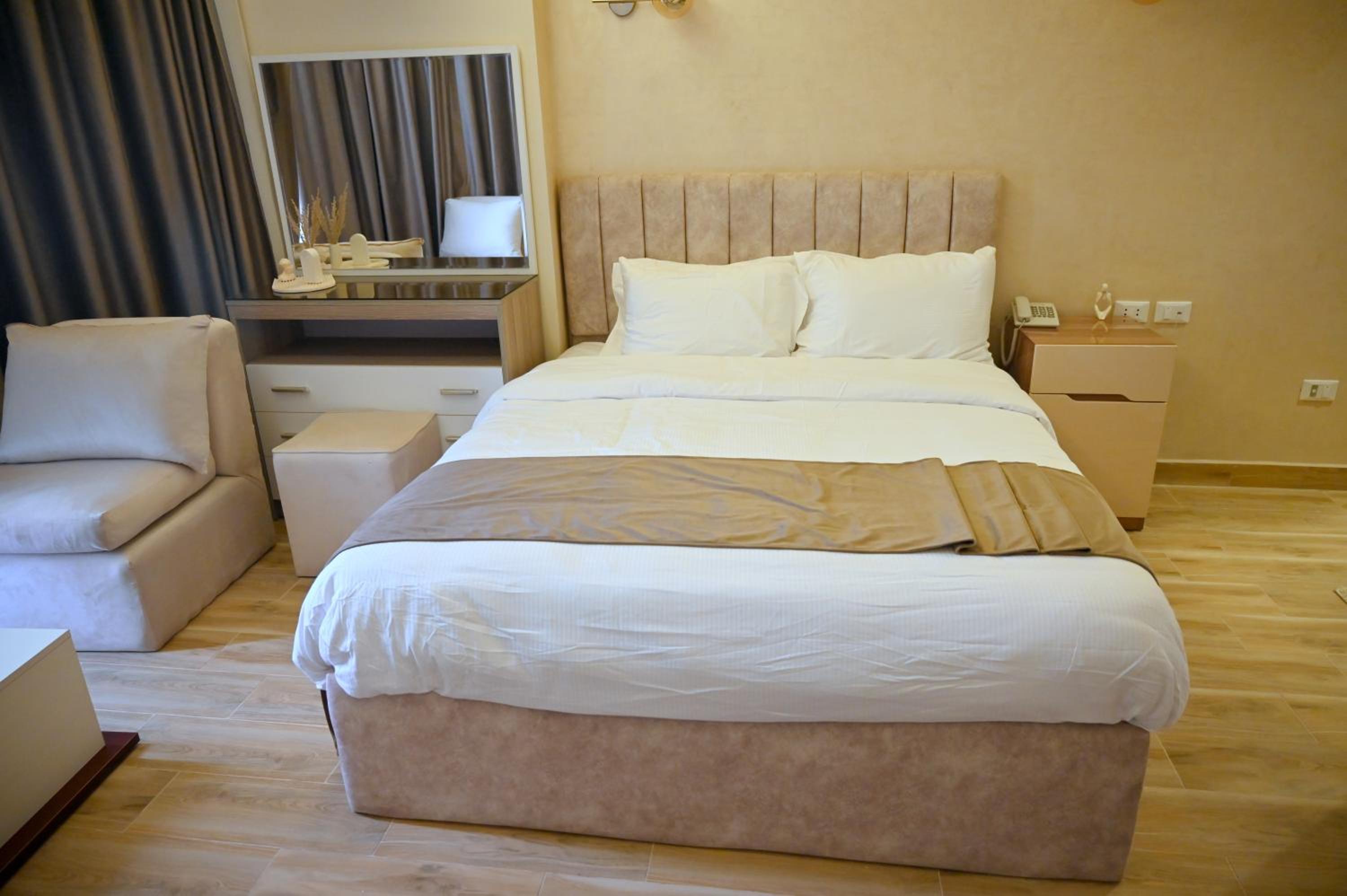 Pyramids Wonders Hotel