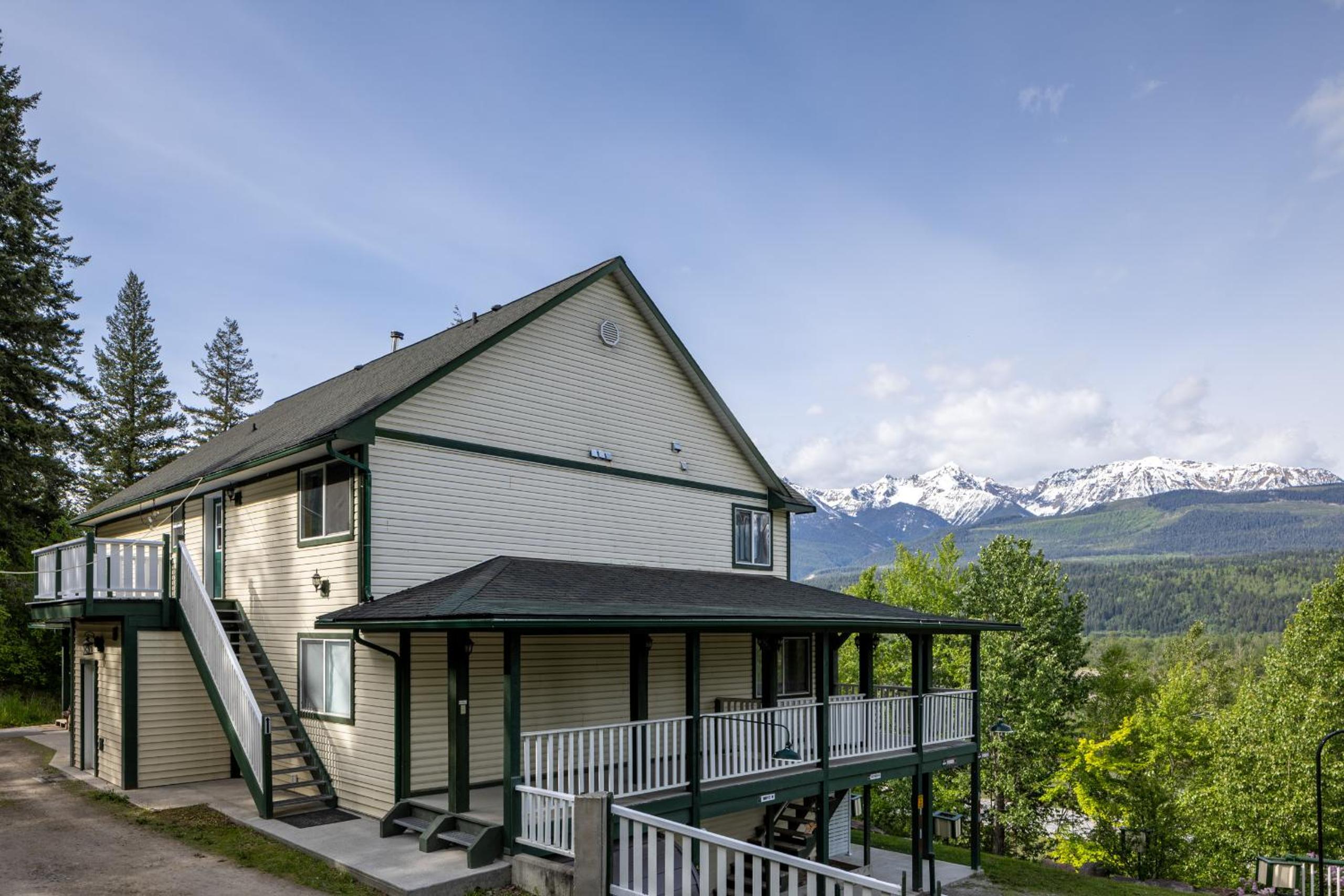 Golden Vacations - 2mins to Town, AC  Sauna, Self Check-in, Full Kitchen, Free Laundry  Parking, Family Pet Friendly, Comfortably Sleeps Up To 10 - Property Image 76