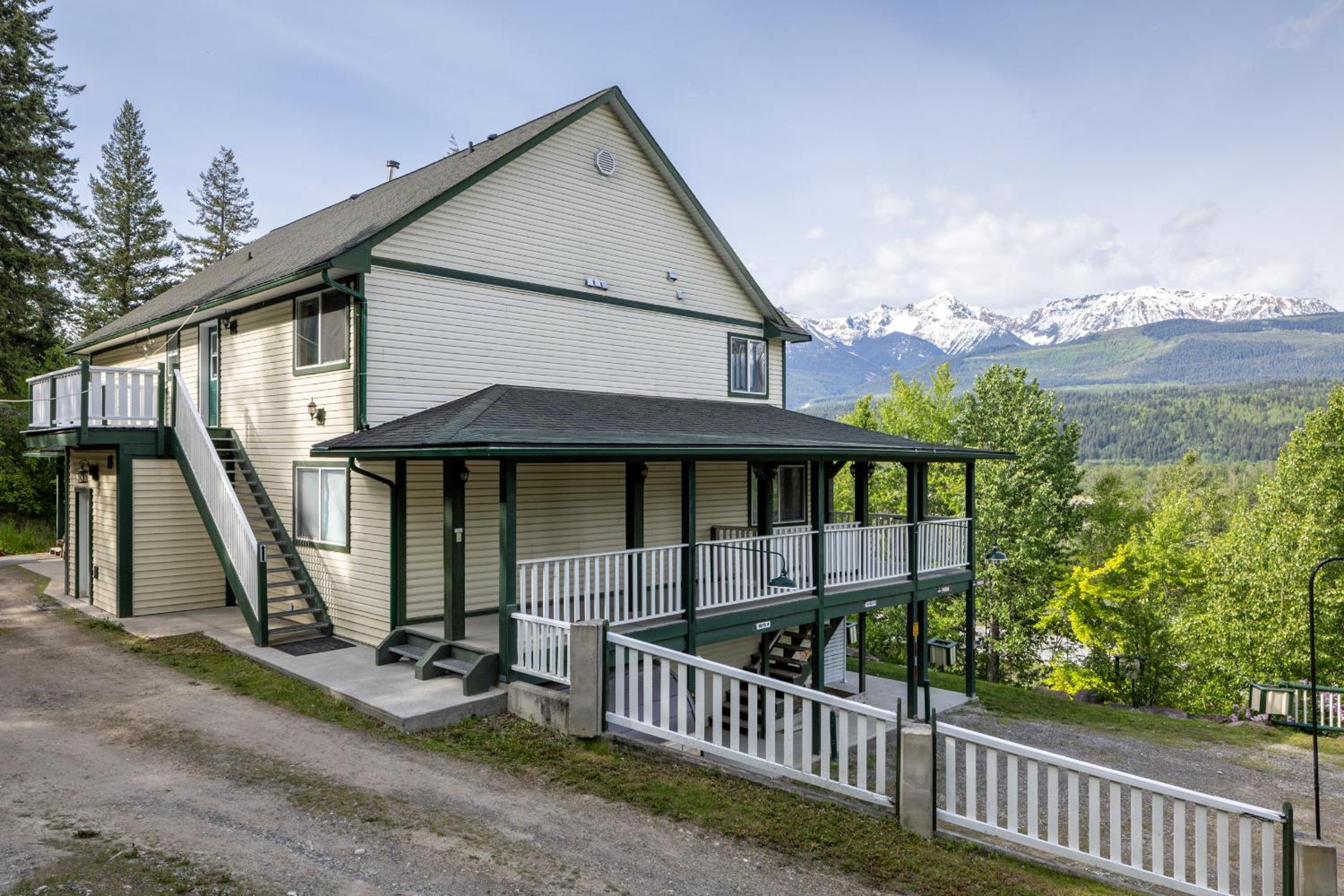 Golden Vacations - 2mins to Town, AC  Sauna, Self Check-in, Full Kitchen, Free Laundry  Parking, Family Pet Friendly, Comfortably Sleeps Up To 10 - Property Image 77