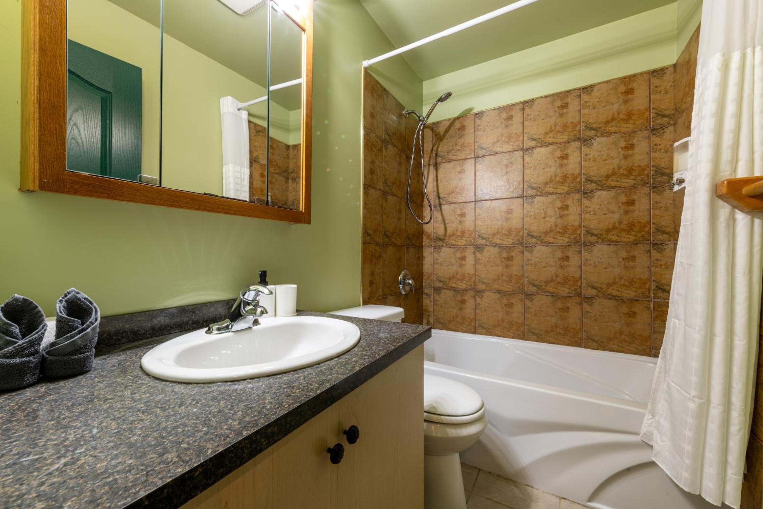 Golden Vacations - 2mins to Town, AC  Sauna, Self Check-in, Full Kitchen, Free Laundry  Parking, Family Pet Friendly, Comfortably Sleeps Up To 10 - Property Image 78