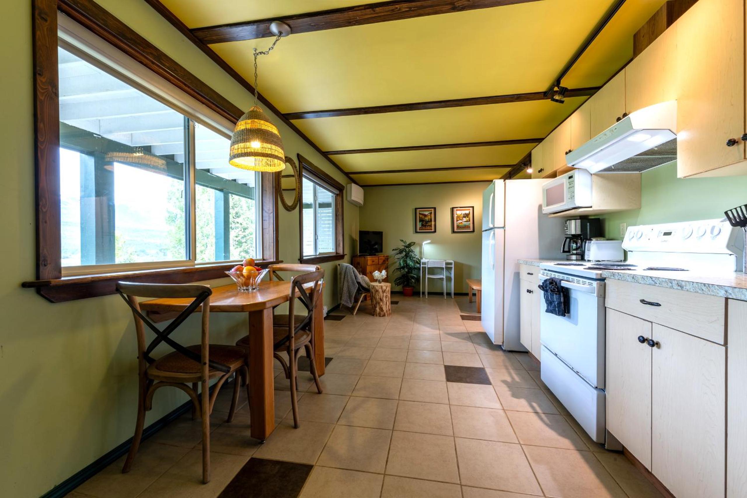 Golden Vacations - 2mins to Town, AC  Sauna, Self Check-in, Full Kitchen, Free Laundry  Parking, Family Pet Friendly, Comfortably Sleeps Up To 10 - Property Image 79