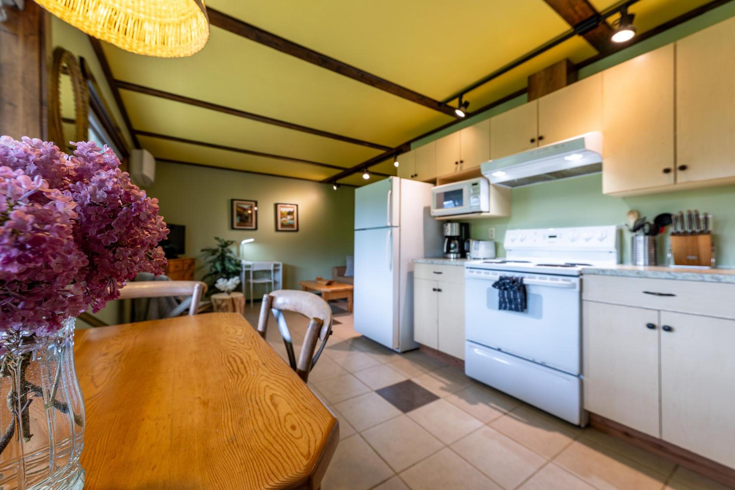 Golden Vacations - 2mins to Town, AC  Sauna, Self Check-in, Full Kitchen, Free Laundry  Parking, Family Pet Friendly, Comfortably Sleeps Up To 10 - Property Image 86