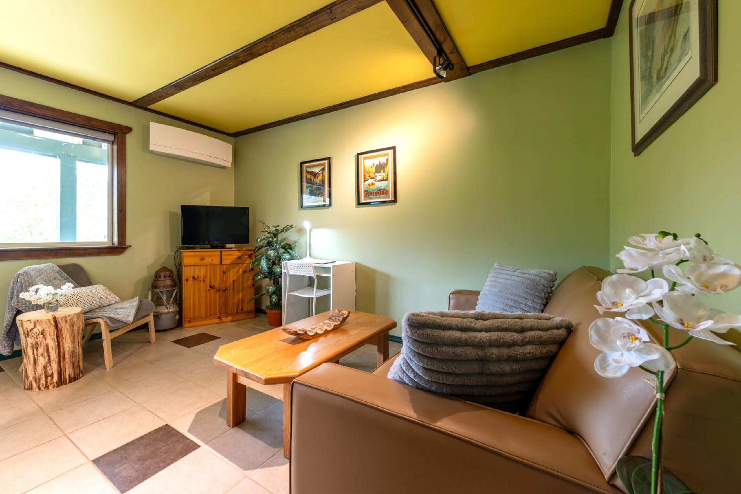 Golden Vacations - 2mins to Town, AC  Sauna, Self Check-in, Full Kitchen, Free Laundry  Parking, Family Pet Friendly, Comfortably Sleeps Up To 10 - Property Image 87