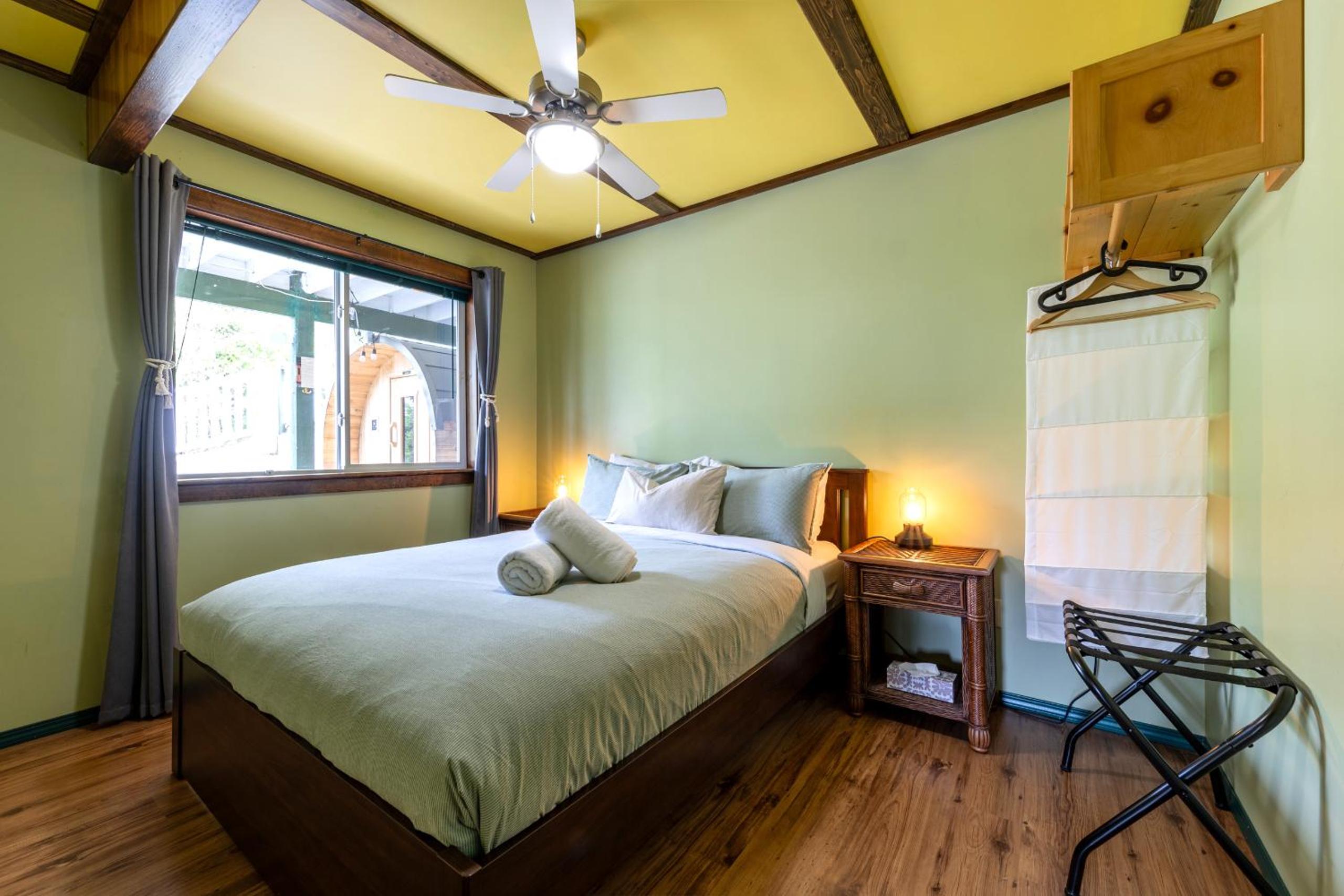 Golden Vacations - 2mins to Town, AC  Sauna, Self Check-in, Full Kitchen, Free Laundry  Parking, Family Pet Friendly, Comfortably Sleeps Up To 10 - Property Image 10