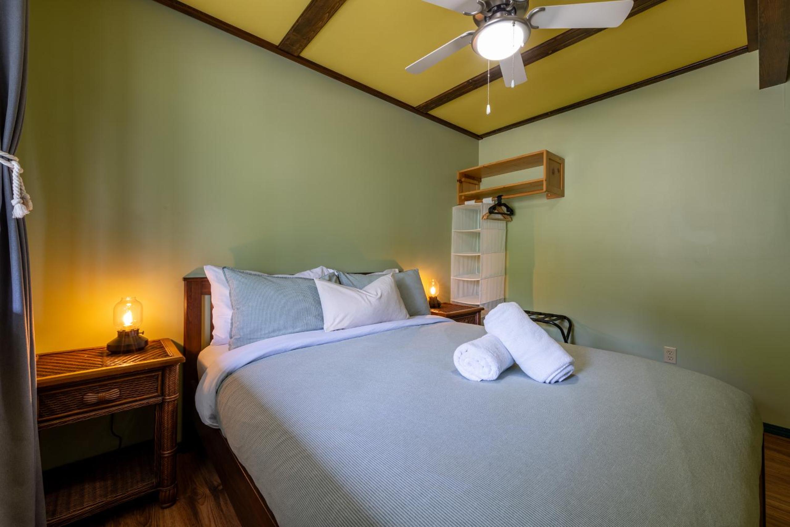 Golden Vacations - 2mins to Town, AC  Sauna, Self Check-in, Full Kitchen, Free Laundry  Parking, Family Pet Friendly, Comfortably Sleeps Up To 10 - Property Image 85