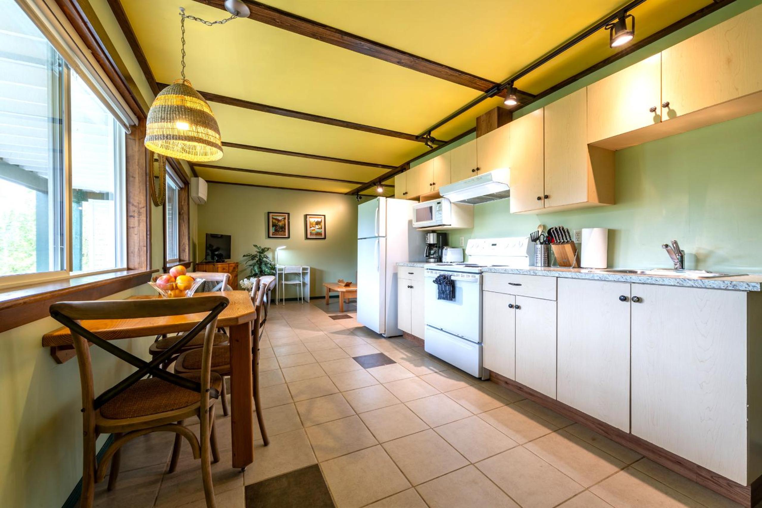 Golden Vacations - 2mins to Town, AC  Sauna, Self Check-in, Full Kitchen, Free Laundry  Parking, Family Pet Friendly, Comfortably Sleeps Up To 10 - Property Image 83