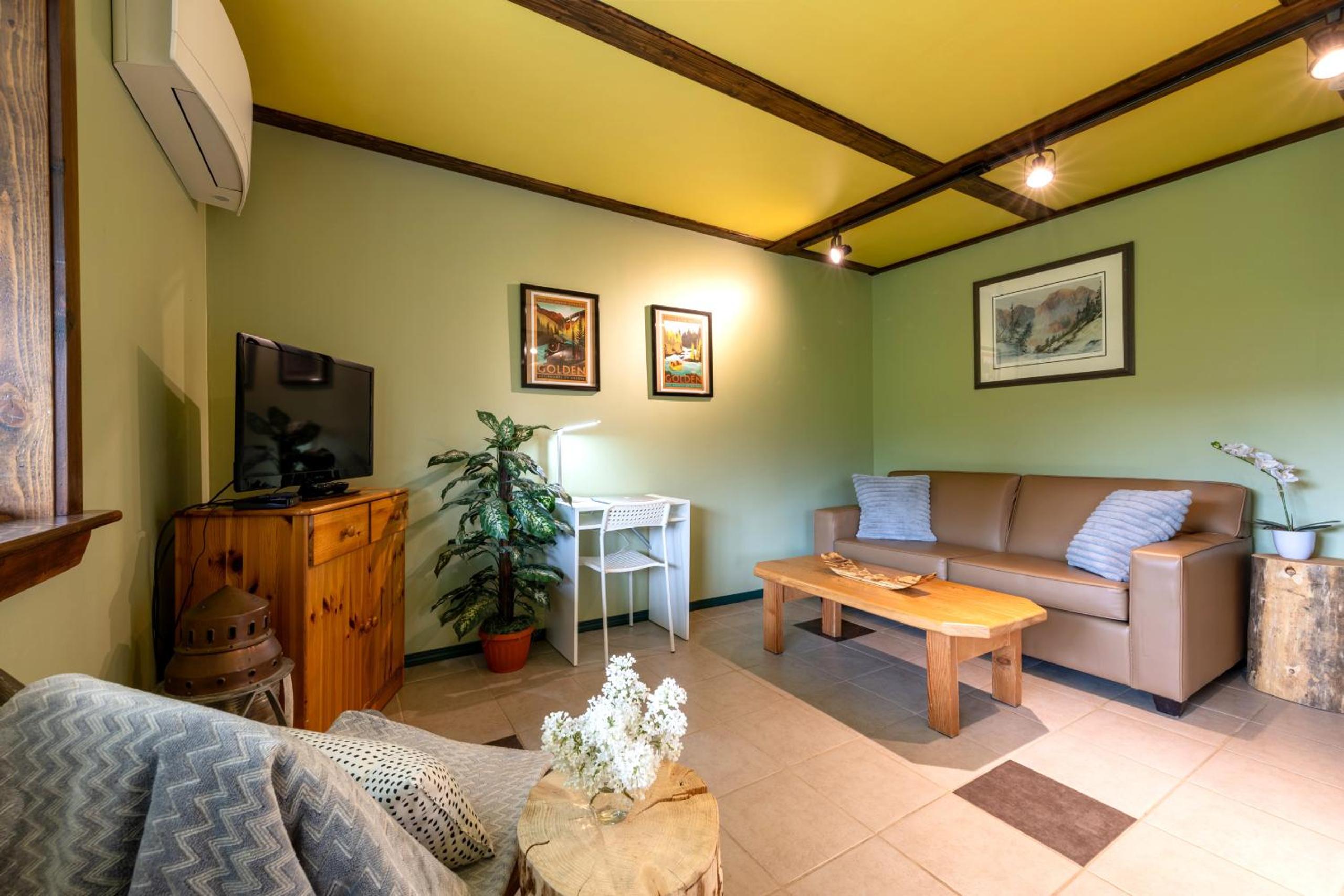 Golden Vacations - 2mins to Town, AC  Sauna, Self Check-in, Full Kitchen, Free Laundry  Parking, Family Pet Friendly, Comfortably Sleeps Up To 10 - Property Image 84