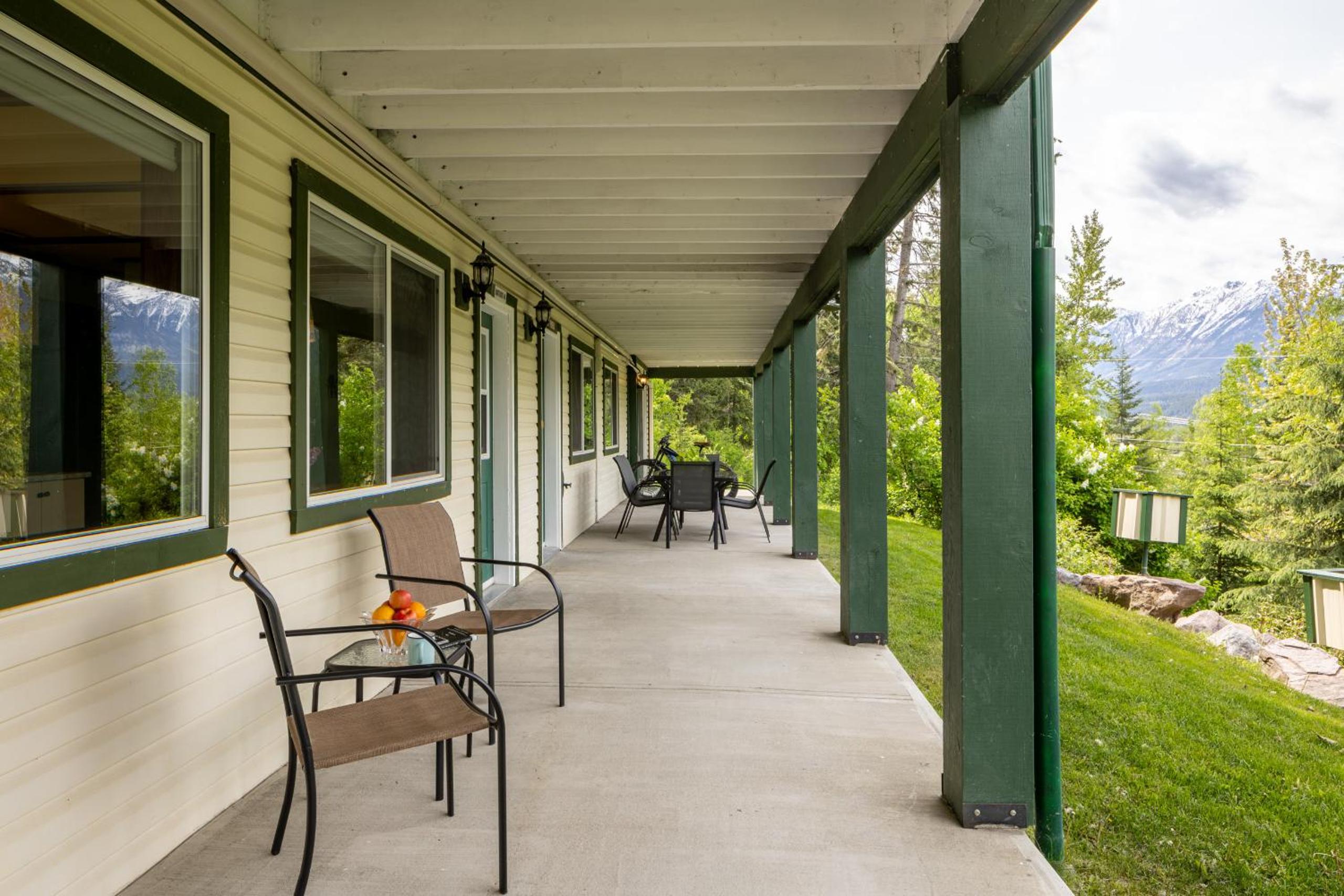 Golden Vacations - 2mins to Town, AC  Sauna, Self Check-in, Full Kitchen, Free Laundry  Parking, Family Pet Friendly, Comfortably Sleeps Up To 10 - Property Image 82