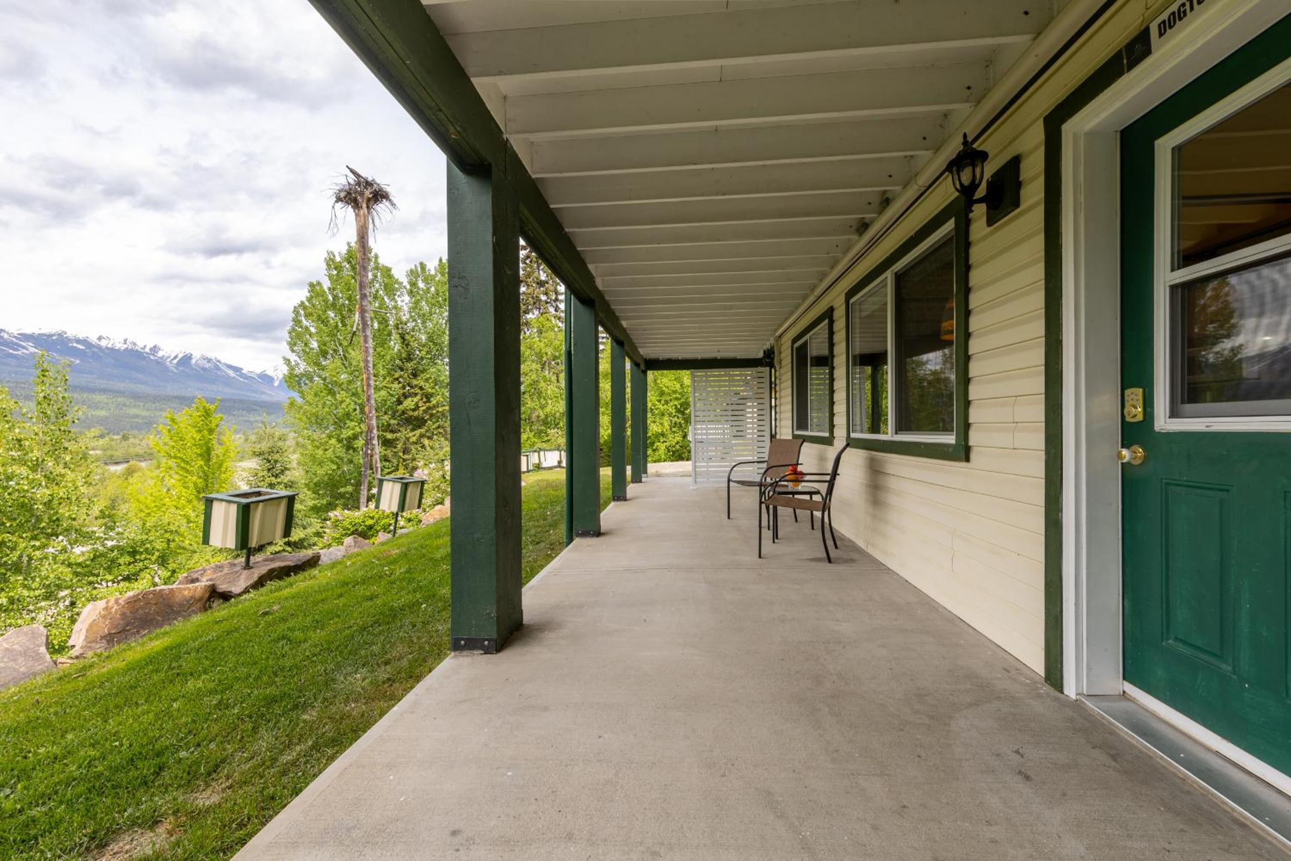 Golden Vacations - 2mins to Town, AC  Sauna, Self Check-in, Full Kitchen, Free Laundry  Parking, Family Pet Friendly, Comfortably Sleeps Up To 10 - Property Image 81