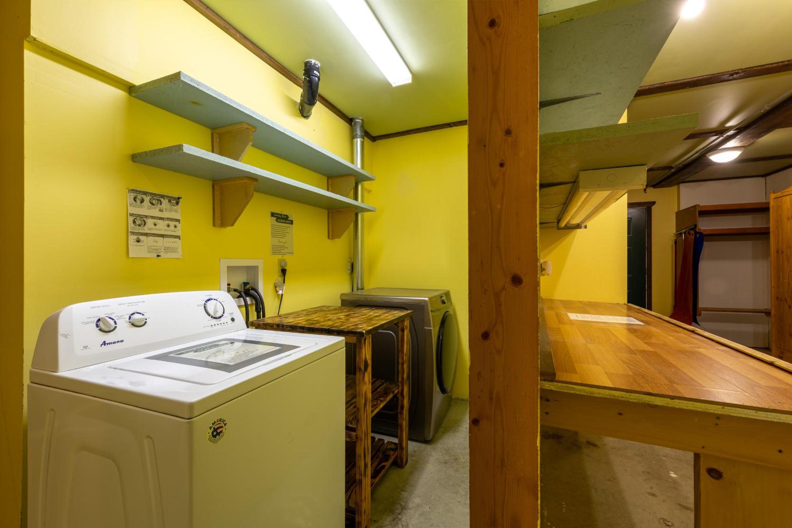 Golden Vacations - 2mins to Town, AC  Sauna, Self Check-in, Full Kitchen, Free Laundry  Parking, Family Pet Friendly, Comfortably Sleeps Up To 10 - Property Image 91