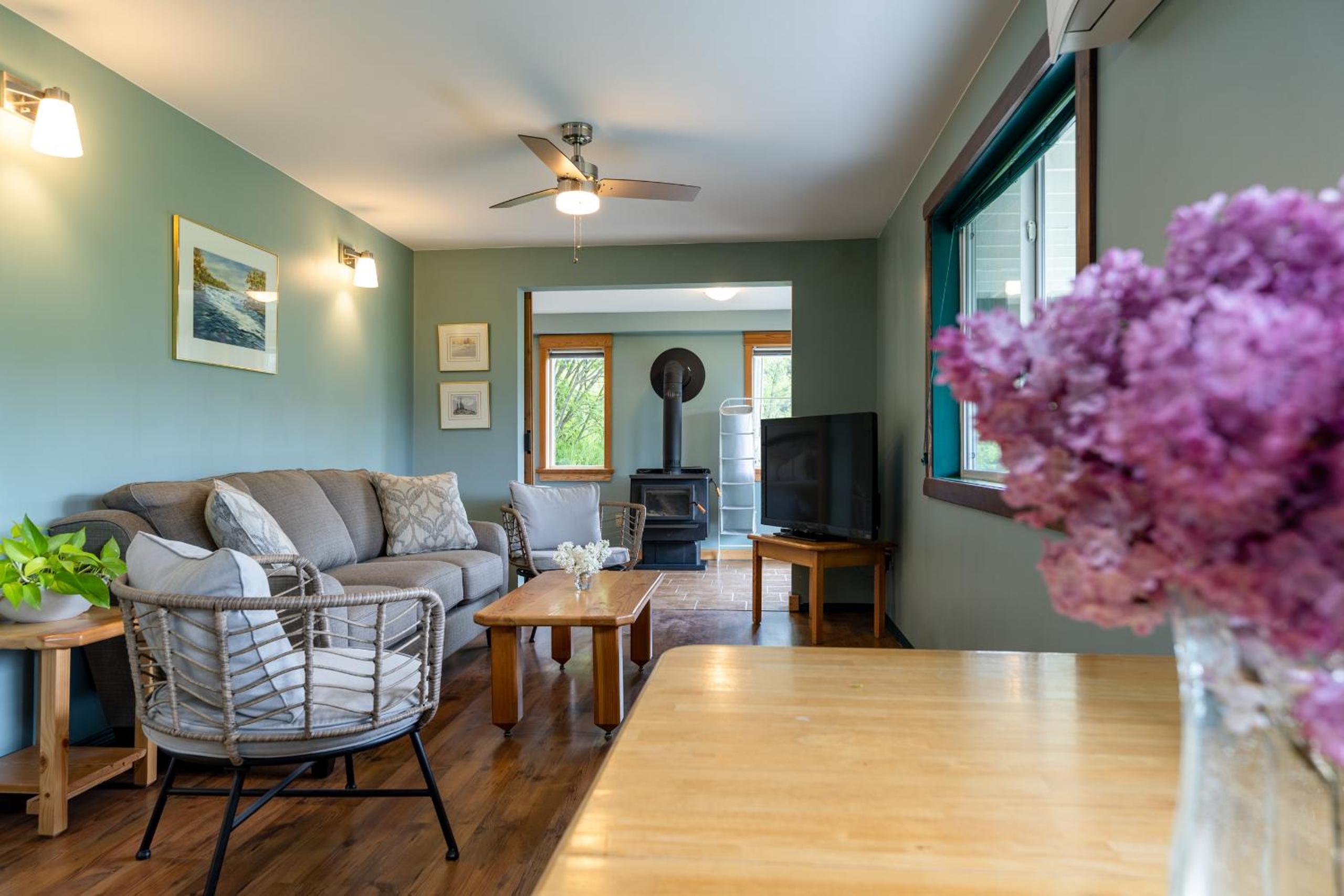 Golden Vacations - 2mins to Town, AC  Sauna, Self Check-in, Full Kitchen, Free Laundry  Parking, Family Pet Friendly, Comfortably Sleeps Up To 10 - Property Image 92