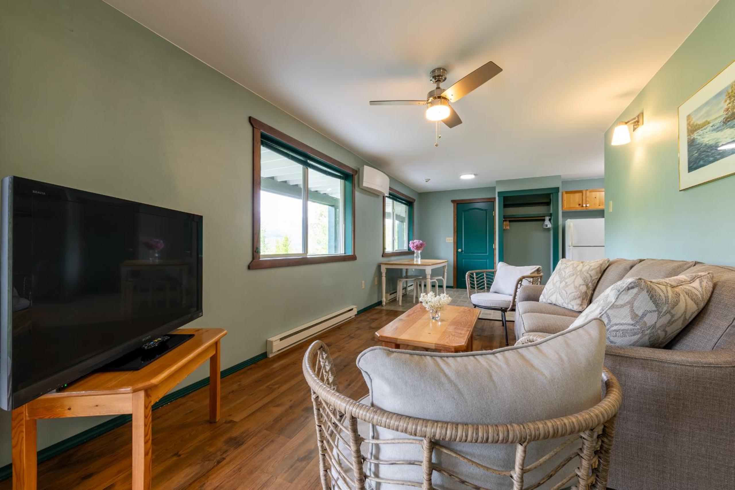 Golden Vacations - 2mins to Town, AC  Sauna, Self Check-in, Full Kitchen, Free Laundry  Parking, Family Pet Friendly, Comfortably Sleeps Up To 10 - Property Image 89