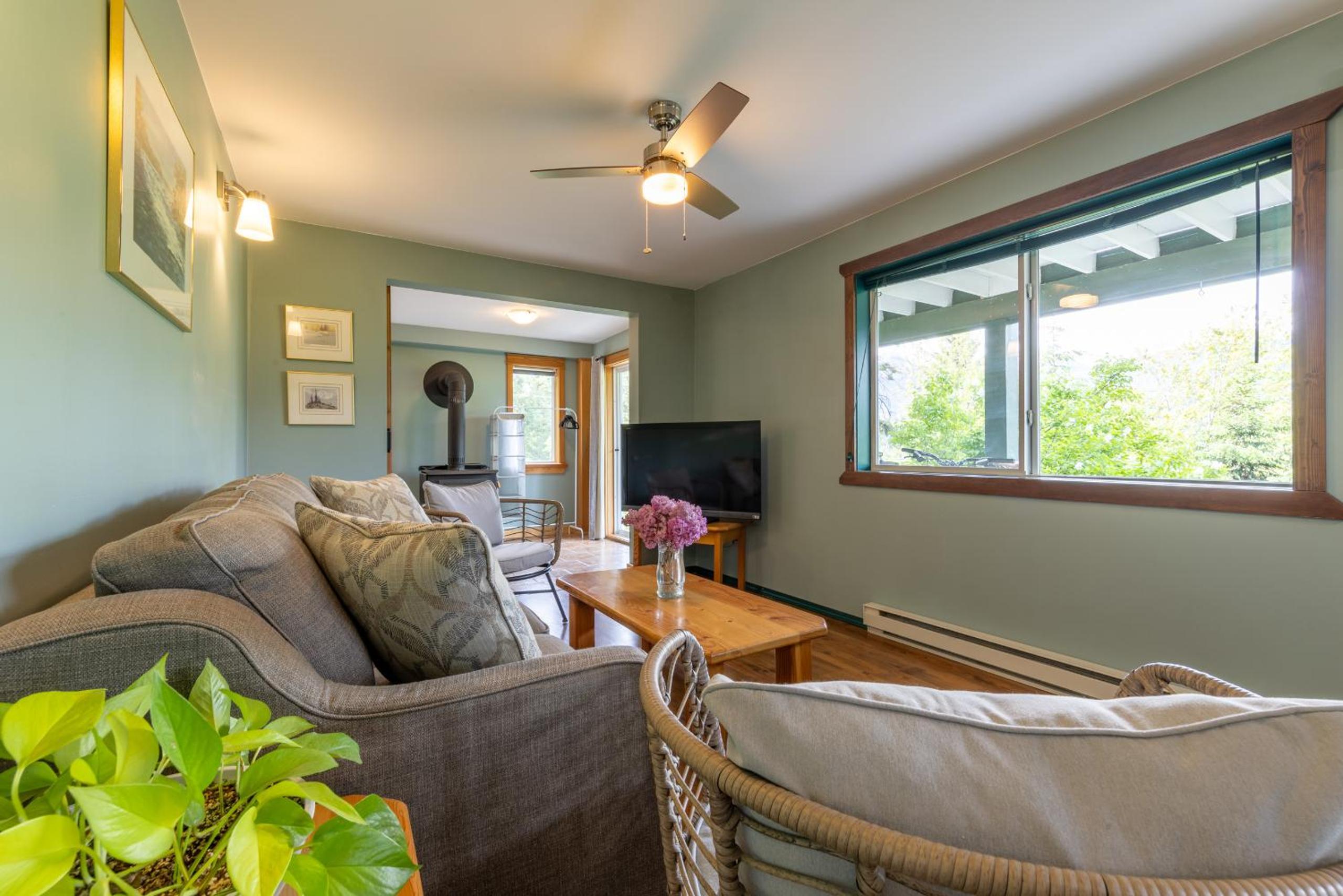 Golden Vacations - 2mins to Town, AC  Sauna, Self Check-in, Full Kitchen, Free Laundry  Parking, Family Pet Friendly, Comfortably Sleeps Up To 10 - Property Image 90