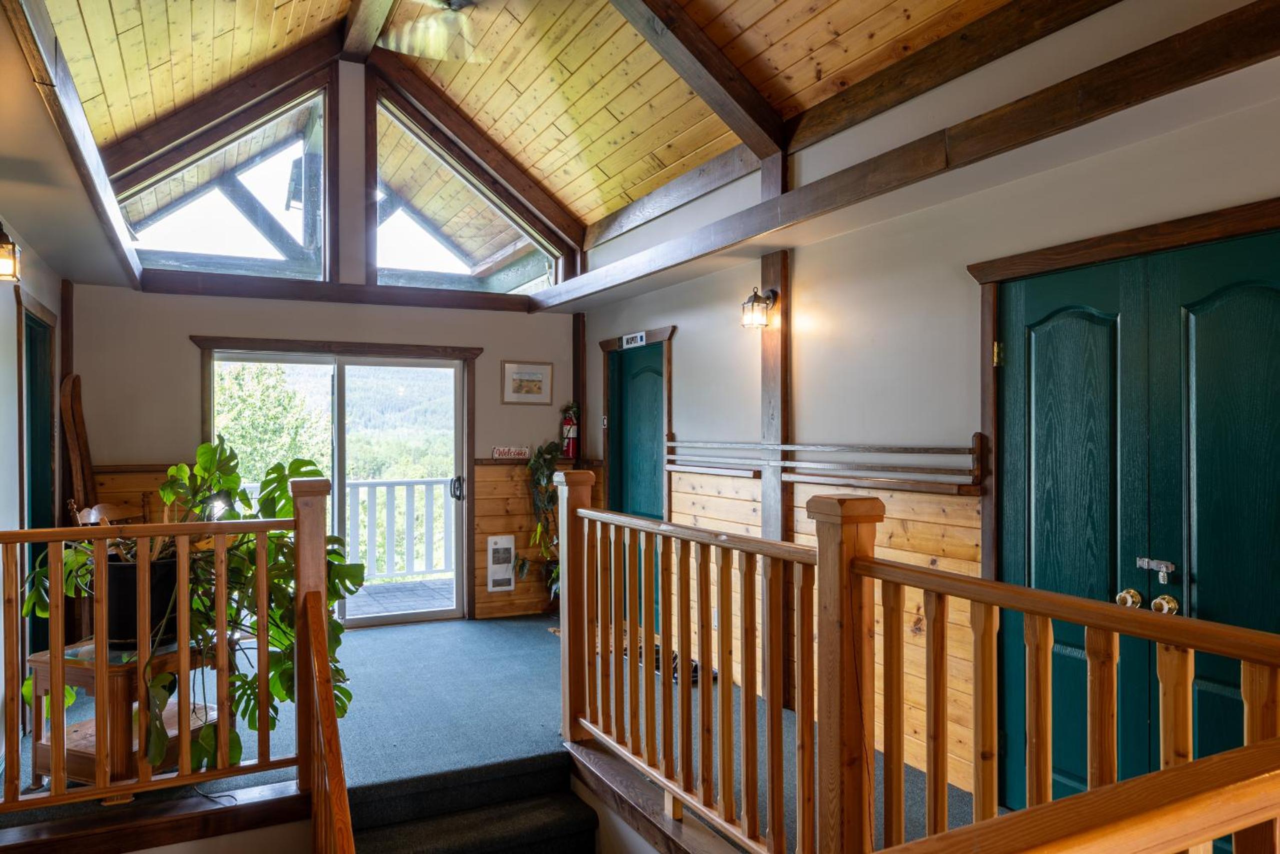 Golden Vacations - 2mins to Town, AC  Sauna, Self Check-in, Full Kitchen, Free Laundry  Parking, Family Pet Friendly, Comfortably Sleeps Up To 10 - Property Image 88