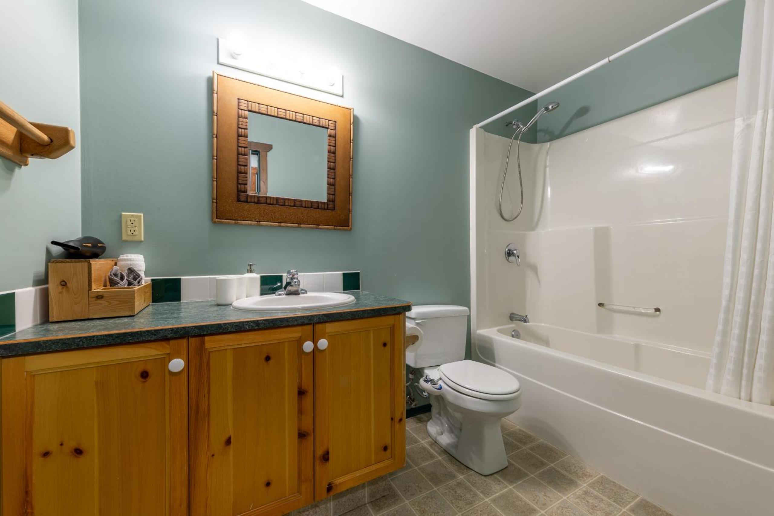 Golden Vacations - 2mins to Town, AC  Sauna, Self Check-in, Full Kitchen, Free Laundry  Parking, Family Pet Friendly, Comfortably Sleeps Up To 10 - Property Image 93