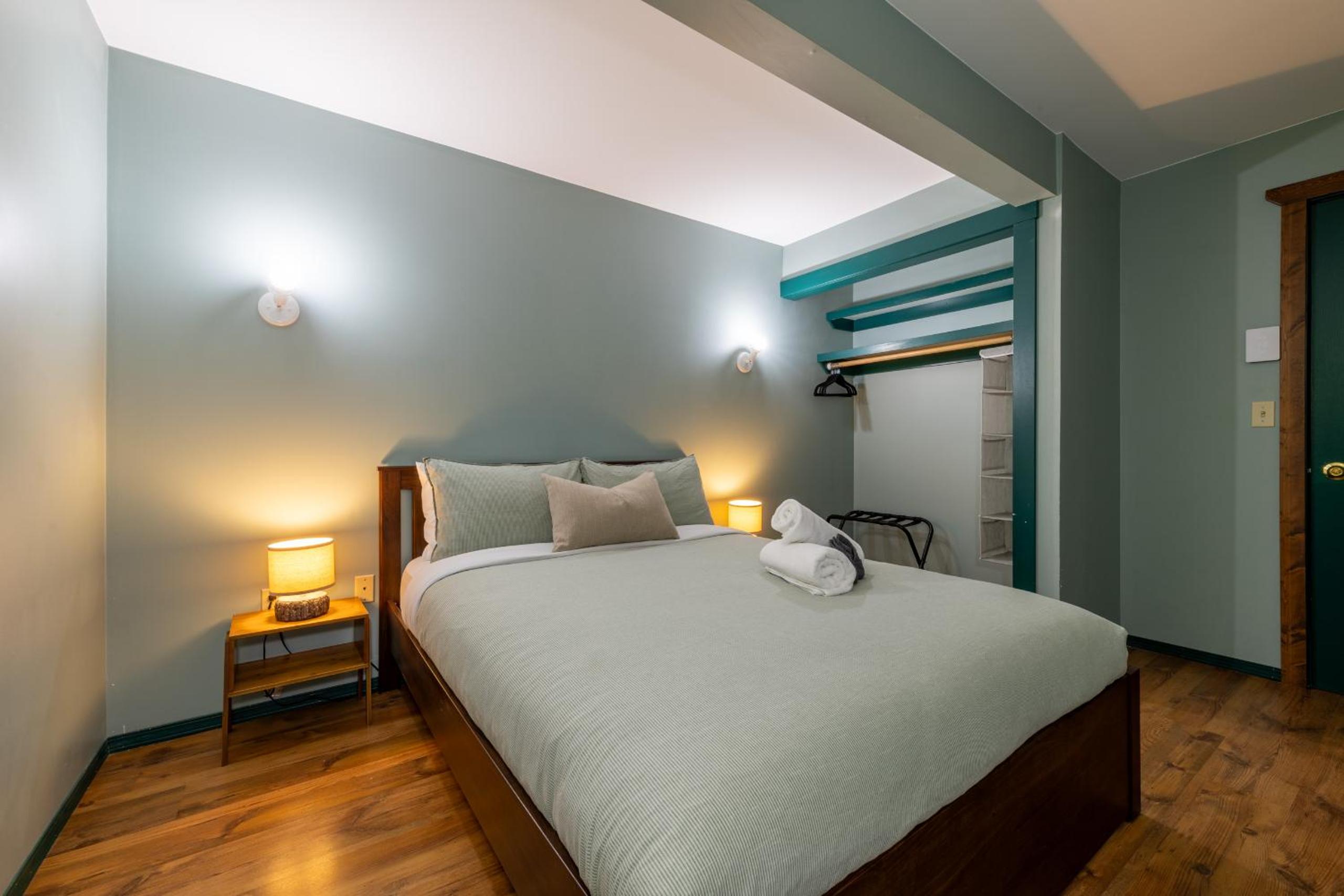 Golden Vacations - 2mins to Town, AC  Sauna, Self Check-in, Full Kitchen, Free Laundry  Parking, Family Pet Friendly, Comfortably Sleeps Up To 10 - Property Image 4