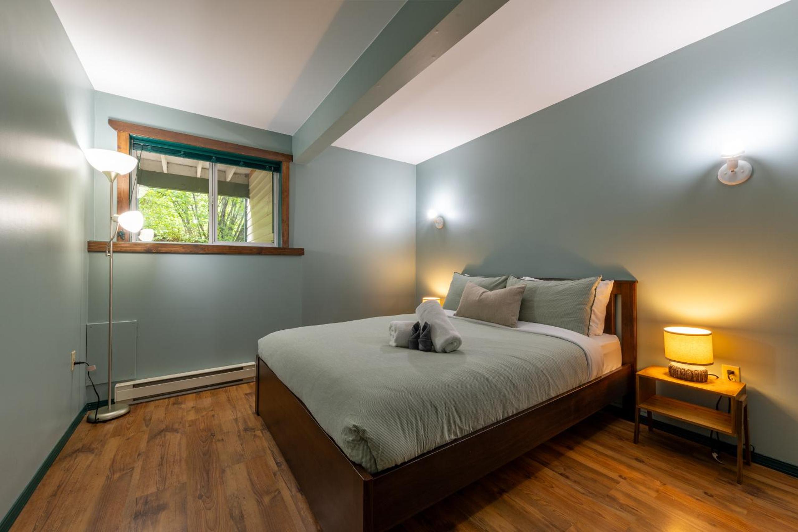 Golden Vacations - 2mins to Town, AC  Sauna, Self Check-in, Full Kitchen, Free Laundry  Parking, Family Pet Friendly, Comfortably Sleeps Up To 10 - Property Image 98